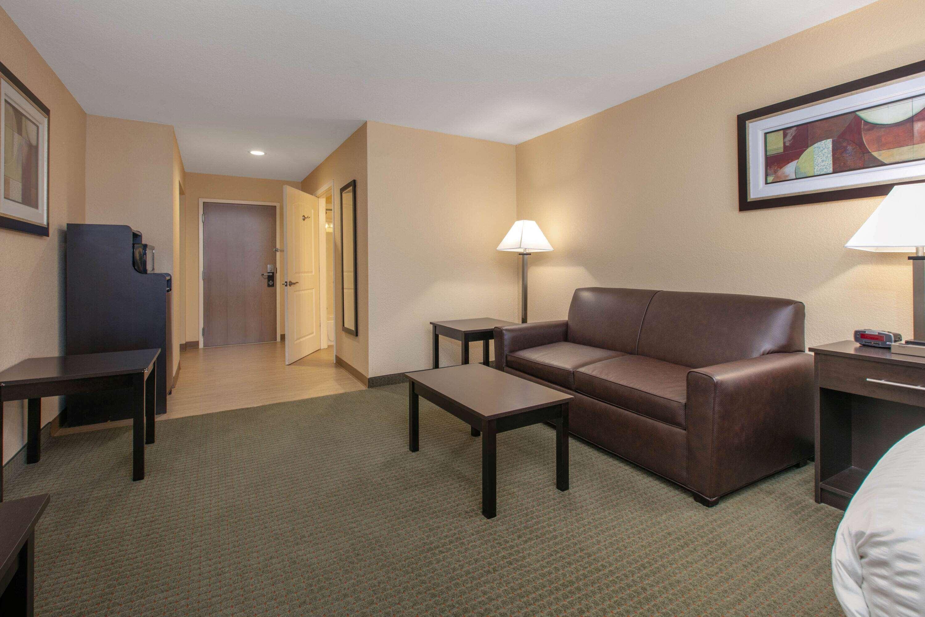 Days Inn & Suites By Wyndham Florence/Jackson Area Esterno foto