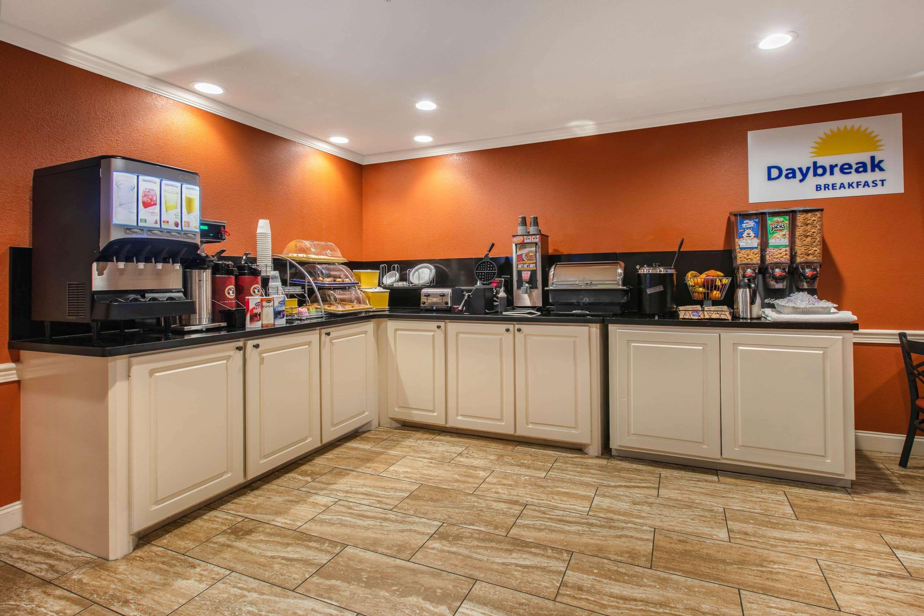 Days Inn & Suites By Wyndham Florence/Jackson Area Esterno foto